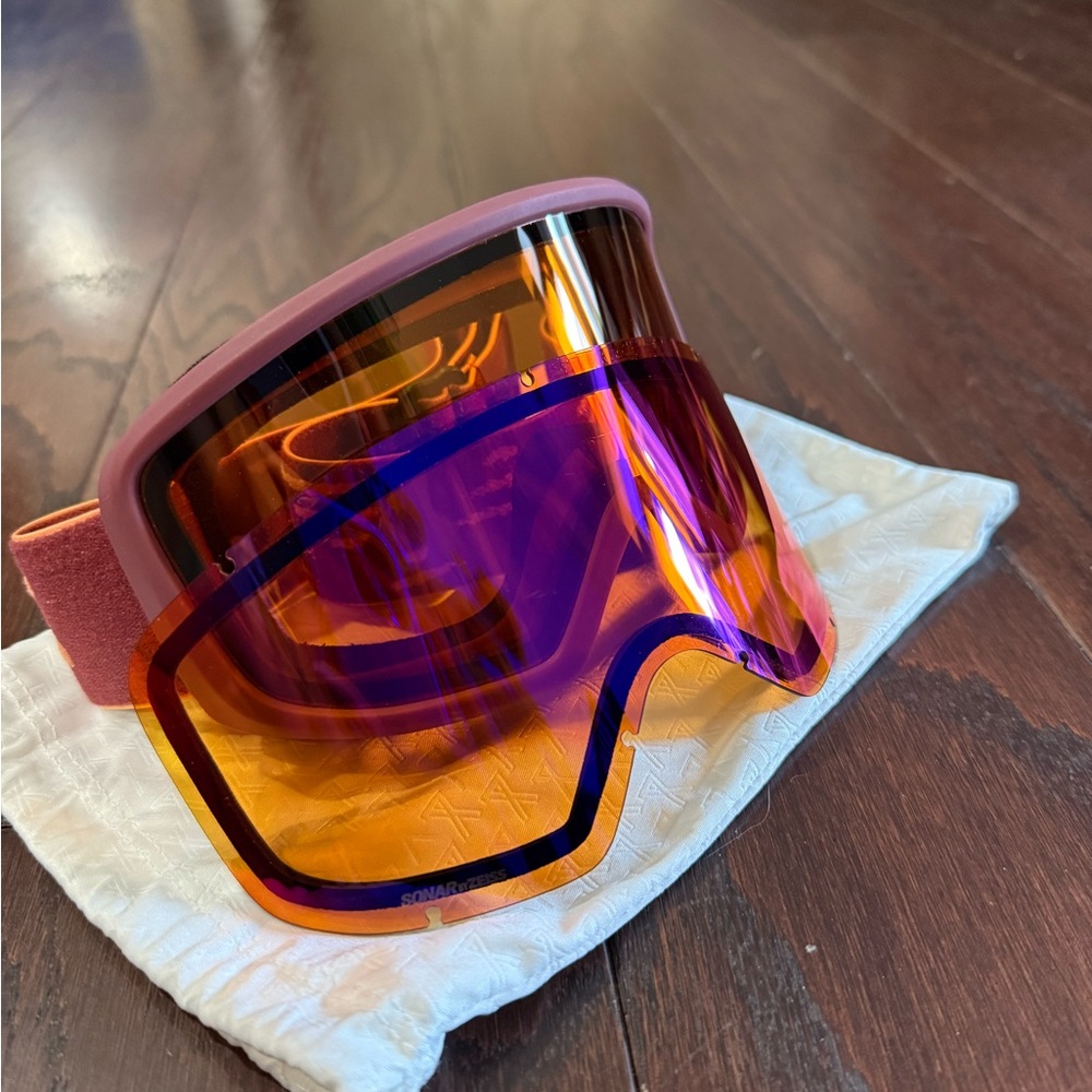 Women’s Anon ski goggles